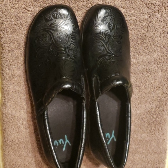 yuu bethanee slip on shoes